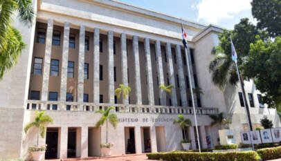 Celulares bajo vigilancia: nuevas reglas escolares sacuden el sistema educativo dominicano