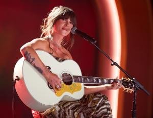 ‘Choosin’ Texas’ de Ella Langley regresa al No. 1 para una octava semana en la cima del Hot 100