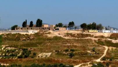 Colonos israelíes profanan un cementerio y fuerzan a palestinos a desenterrar a su familiar