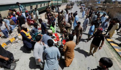 Decenas de muertos por atentado suicida contra un tren de pasajeros en Pakistán