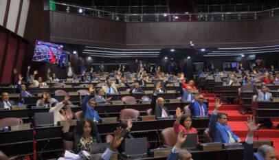 Diputados aprueban proyecto que prohíbe venta de productos azucarados y ultraprocesados en escuelas Diputados aprueban proyecto que prohíbe venta de productos azucarados y ultraprocesados en escuelas