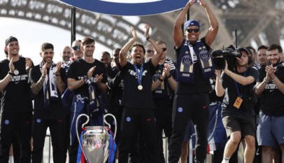 El PSG celebra la Champions junto a la Torre Eiffel tras una noche de disturbios en París El PSG celebra la Champions junto a la Torre Eiffel tras una noche de disturbios en París