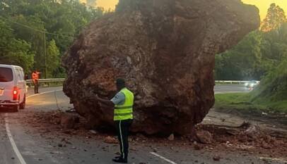Enorme roca bloquea tramo en la Autovía del Nordeste