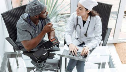 Entrenada para tratar al ‘varón blanco estándar’: IA y sesgo de género en salud