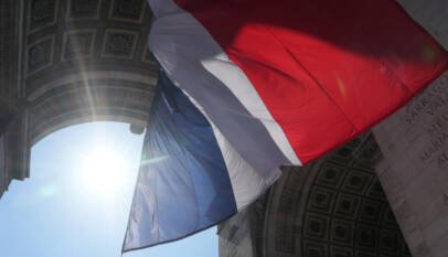 Francia lanza millonaria inyección económica en medio de temores por el déficit fiscal