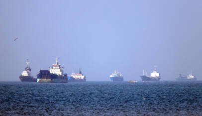 Francia y Reino Unido se reúnen por Ormuz; portavoz iraní advierte que Teherán sigue «con el dedo en el gatillo»