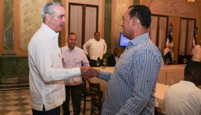 Gobierno dispone mesa permanente con transportistas para mitigar alza de combustibles y evitar aumentos en el pasaje en beneficio de los dominicanos