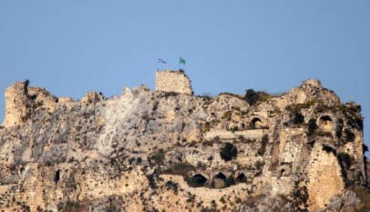 Israel captura e iza su bandera en un castillo medieval del sur del Líbano