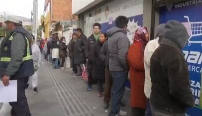 Largas filas por alimentos básicos en medio de la crisis en Bolivia