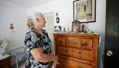Madres que cuidaron toda su vida hoy luchan por pagar tratamientos médicos Madres que cuidaron toda su vida hoy luchan por pagar tratamientos médicos