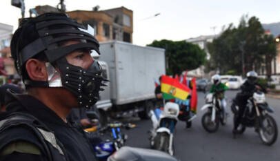 Manifestantes cercan la sede del Gobierno en La Paz; la Policía los repele con gases lacrimógenos