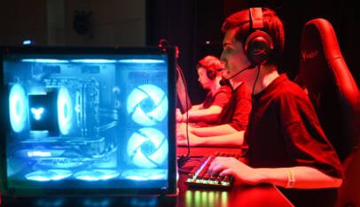 Médicos alertan sobre lesiones, fatiga visual y riesgos físicos en jugadores de videojuegos