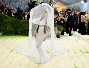 Met Gala 2026: 10 mejores looks de artistas en la alfombra roja