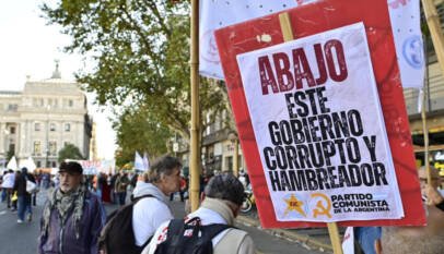 Pagos en efectivo, propiedades costosas y viajes al exterior: ABC de la investigación al jefe de gabinete de Milei