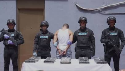 Policía Nacional ocupa 21 paquetes presumiblemente cocaína y apresan hombre en María Auxiliadora Policía Nacional ocupa 21 paquetes presumiblemente cocaína y apresan hombre en María Auxiliadora