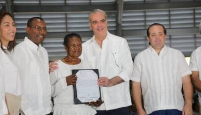 Presidente Abinader entrega 1,500 títulos de propiedad en Nuevo Domingo Savio Presidente Abinader entrega 1,500 títulos de propiedad en Nuevo Domingo Savio