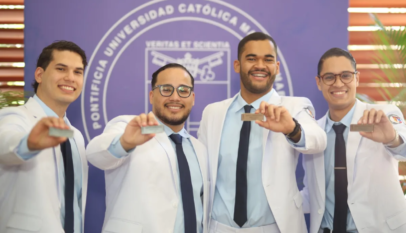PUCMM entrega plaquitas a estudiantes de medicina