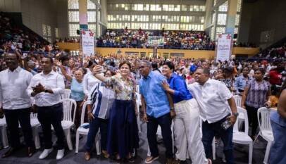 Raquel Peña comparte con miles de madres en Barahona durante jornada “Madres que Sostienen”