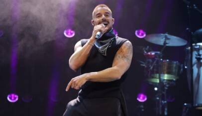 Ricky Martin ‘se encuentra bien’ tras interrupción de concierto en Montenegro por gas lacrimógeno lanzado al escenario