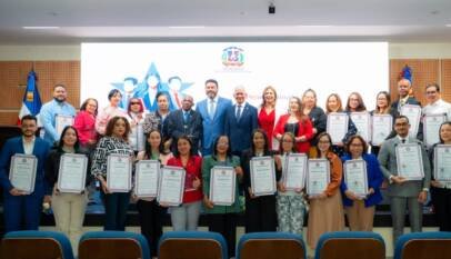 Senado reconoce a su personal por excelencia y servicio