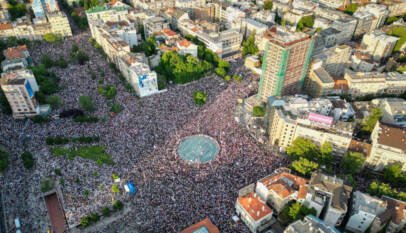 Serbia otra vez a las calles: una nueva ola de protestas masivas sacude el Gobierno de Vucic