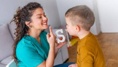 ¿Tu hijo tiene dificultades para hablar? Señales que indican cuándo acudir al logopeda