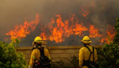 Un incendio a las afueras de Los Ángeles obliga a evacuar a 29.000 personas