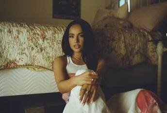 Becky G anuncia el nuevo álbum ‘Baraja Bendita’, sobre ‘elegir tu propio destino’