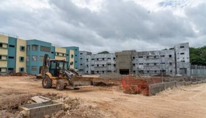 CCR de Anamuya y Palacio Municipal de San Rafael de Yuma van a buen ritmo de avance; ministro Bisonó supervisa construcción de obras en La Altagracia
