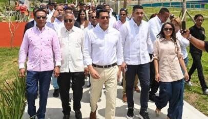 David Collado supervisa construcción de obra en los Bajos de Haina.