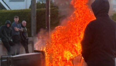 En imágenes: fuego, heridos y detenidos, secretario de Estado denuncia “vandalismo racista» en protestas de Belfast En imágenes: fuego, heridos y detenidos, secretario de Estado denuncia “vandalismo racista» en protestas de Belfast