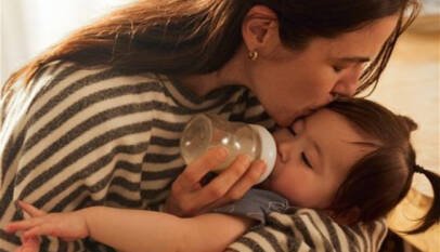Encuesta revela que casi 8 de cada 10 padres jóvenes sienten presión por ser “perfectos” en redes