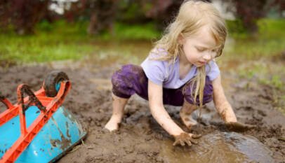 ¿Es bueno para el sistema inmunológico de los niños jugar en la tierra?