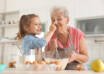 «La solución olvidada a la crisis de salud mental infantil podría estar en los abuelos, según expertos»