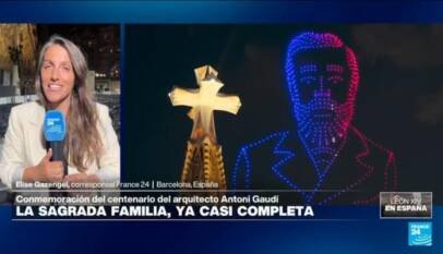 La Torre de Jesucristo ya ilumina el cielo de Barcelona desde la Sagrada Familia