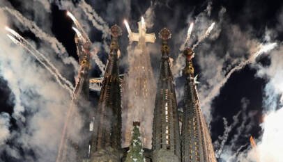León XIV bendice la Torre de Jesús, que corona la Sagrada Familia como el templo más alto del mundo