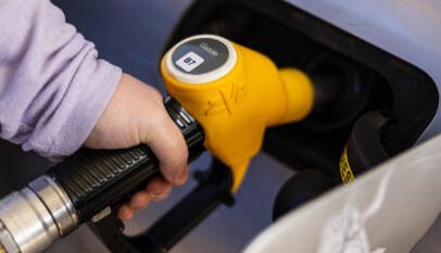 Los precios del petróleo caen más de un 3 % tras la firma del memorando entre Irán y EE. UU.