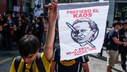 «No es ajuste, es robo»: choques y denuncias de represión en primera gran marcha contra Kast en Chile «No es ajuste, es robo»: choques y denuncias de represión en primera gran marcha contra Kast en Chile