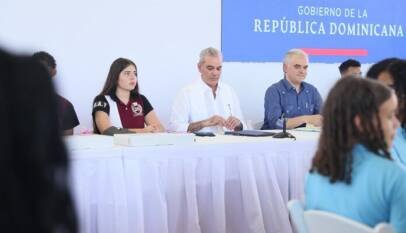 Presidente Abinader exhorta a estudiantes a prepararse en inglés, tecnología y valores para alcanzar el éxito