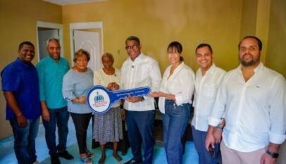 Propeep cumple el sueño de doña Flor María Pérez y le entrega una vivienda totalmente remozada en Hato Nuevo