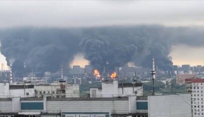 Ucrania lanza cientos de drones contra Moscú e incendia una refinería; Zelenski lo llama «respuesta justificada»