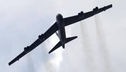 Un bombardero B-52 se estrella tras despegar de la base aérea Edwards de California Un bombardero B-52 se estrella tras despegar de la base aérea Edwards de California