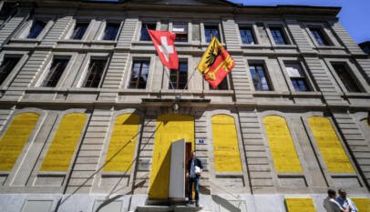 Un carro en llamas, gases y ataques contra la sede de la ONU en la manifestación anti-G7 en Ginebra