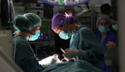 Un hospital español realiza la primera cirugía pediátrica de Europa con un robot de una sola incisión