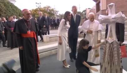 Una niña invidente explica el simbolismo de la Torre de Jesucristo al papa León XIV