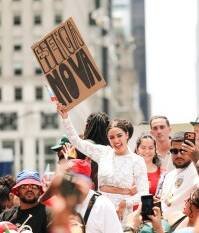 Viajé en la carroza de Toñita y AOC en el Desfile Puertorriqueño y vi un homenaje al NuevaYol boricua Viajé en la carroza de Toñita y AOC en el Desfile Puertorriqueño y vi un homenaje al NuevaYol boricua