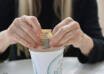 Edulcorantes artificiales podrían alterar el metabolismo y aumentar los niveles de insulina, advierte un estudio
