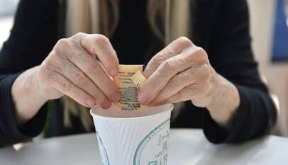 Edulcorantes artificiales podrían alterar el metabolismo y aumentar los niveles de insulina, advierte un estudio