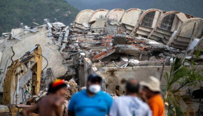 En directo: venezolanos se apresuran a identificar los cuerpos de sus seres queridos a nueve días del doble terremoto En directo: venezolanos se apresuran a identificar los cuerpos de sus seres queridos a nueve días del doble terremoto