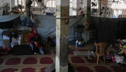 Gaza: palestinos sin hogar buscan nuevos refugios ante la falta de tiendas de campaña Gaza: palestinos sin hogar buscan nuevos refugios ante la falta de tiendas de campaña